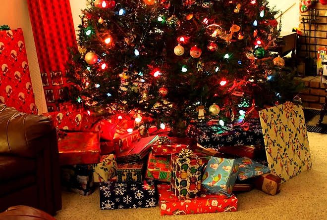 presents_under_christmas_tree.jpg
