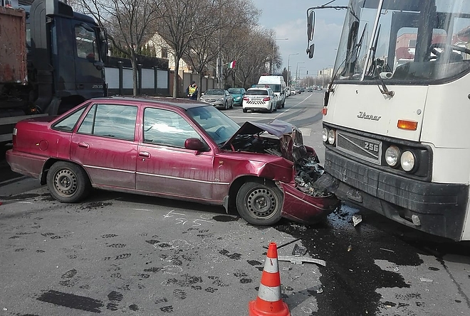 baleset_busz_auto_szilagyi_levay2.jpg