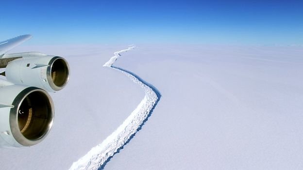 iceberg_crack_antarktic.jpg